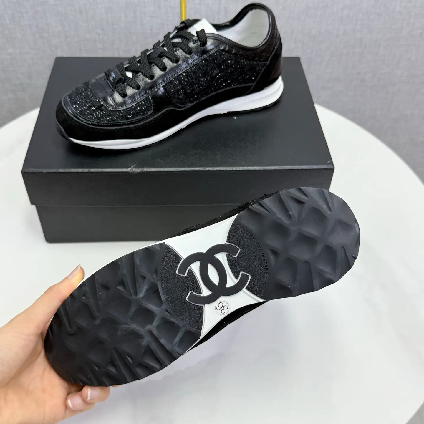 👟👟Ex-factory price 560👟👟Chanel Panda Shoes! 2025 counter's top casual sports shoes. This classic design; the upper is electro-embroidered with a variety of techniques; the outsole is fashionable and sporty; the unusual inclusion of a variety of color matching elements... The diversified mix and match is very good-looking and versatile, and can be used for leisure, fashion, sports, and outdoor... ꫛꫀꪝ Go➫ Materials: ❶Upper made of: original imported first-layer silk cowhide + original waterproof cloth + original first-layer cowhide ❷Inner lining: Original Yangli+wang ❸ Outsole based on: Original TPU combination outsole Counter boutique packaging complete set for women 35–41